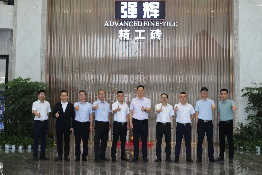 強(qiáng)輝新品質(zhì)感大師又出圈？華美立家團(tuán)隊(duì)參觀強(qiáng)輝總部展廳！